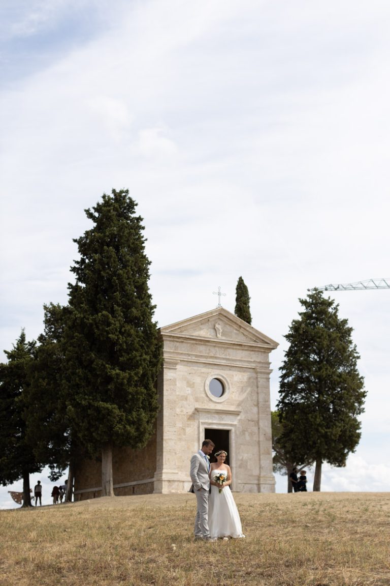 Brautpaarshooting vor der Cappella della Madonna di Vitaleta