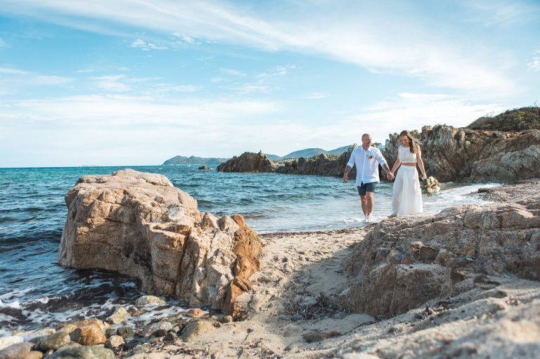 Paarshooting nach der Hochzeit im Urlaub auf Sardinien