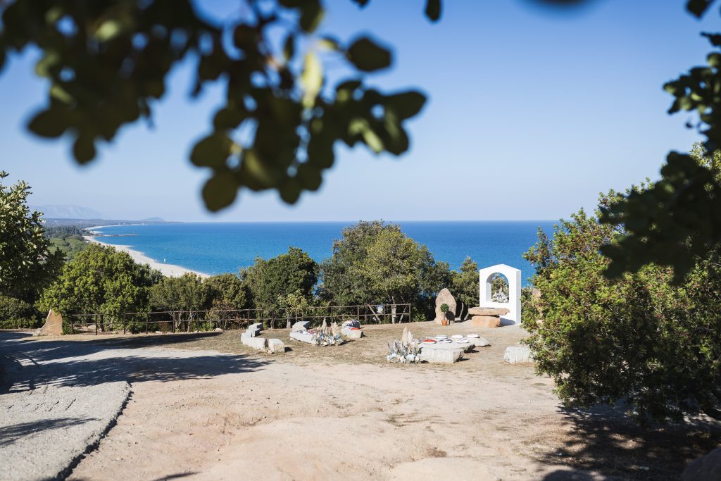 außergewöhnliche Trauungsorte für Ihre Hochzeit im Ausland wie hier eine Terrasse mit Meerblick