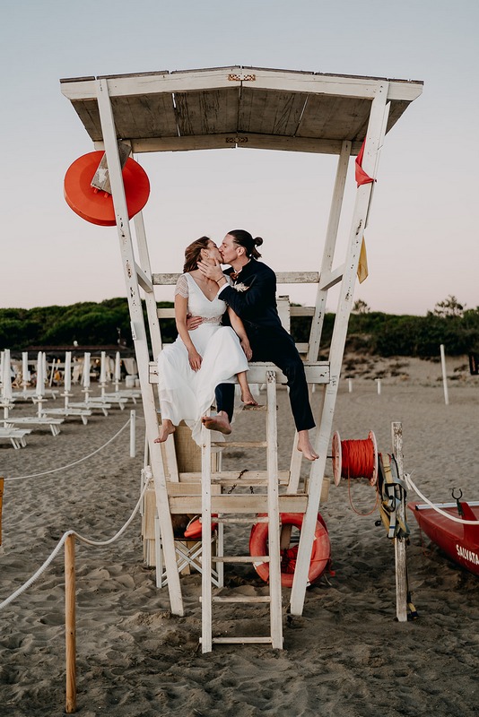 Heiraten im Italien Urlaub - Fotoshooting Brautpaar auf Bademeisterturm